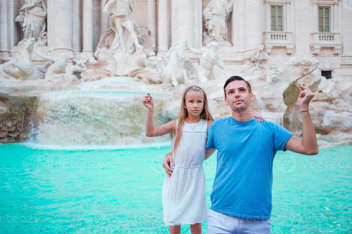 vader en dochter in Trevi fontein, Rome, Italië foto