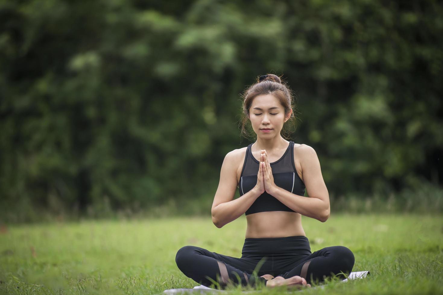 vrouw doet yoga in het park foto