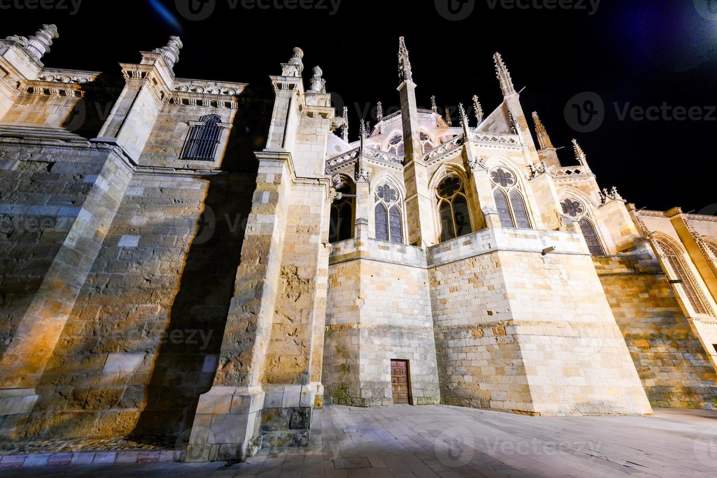 hoofd gotisch facade van leon kathedraal in de avond, Spanje foto