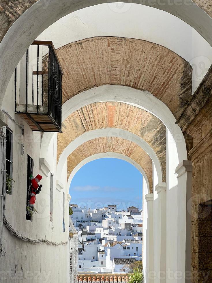 bogen van de Joods kwartaal in de historisch centrum van de wit mooi dorp van meer de la frontera Aan een zonnig dag, cadiz provincie, Andalusië. foto