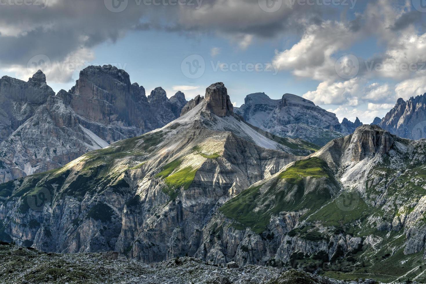 mooi zonnig dag in dolomieten bergen. visie Aan tre cime di lavaredo - drie beroemd berg pieken dat lijken op schoorstenen. foto