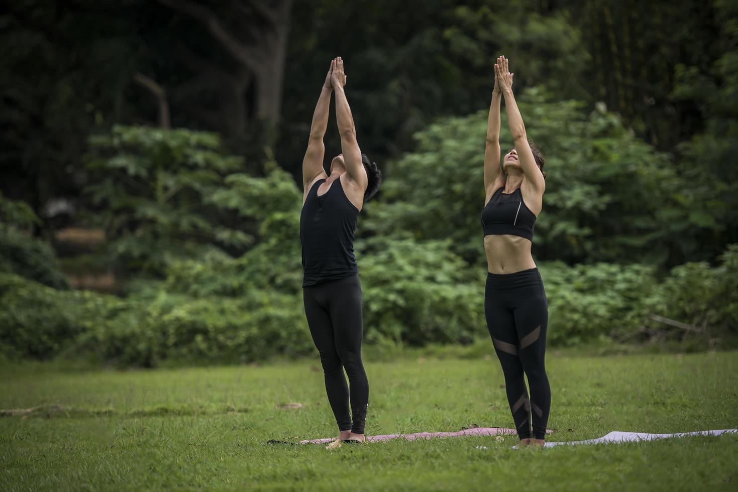 paar doet yoga in het park foto