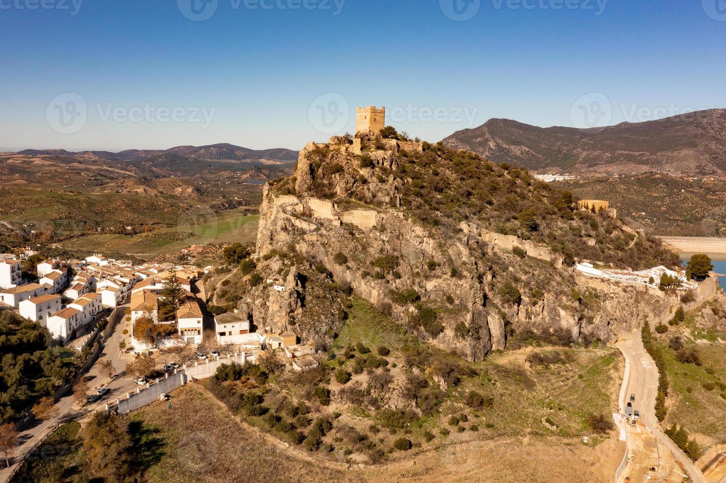 kasteel van zahara de la Sierra en zahara de la Sierra dorp, een beroemd wit dorp in cadiz, Spanje. foto