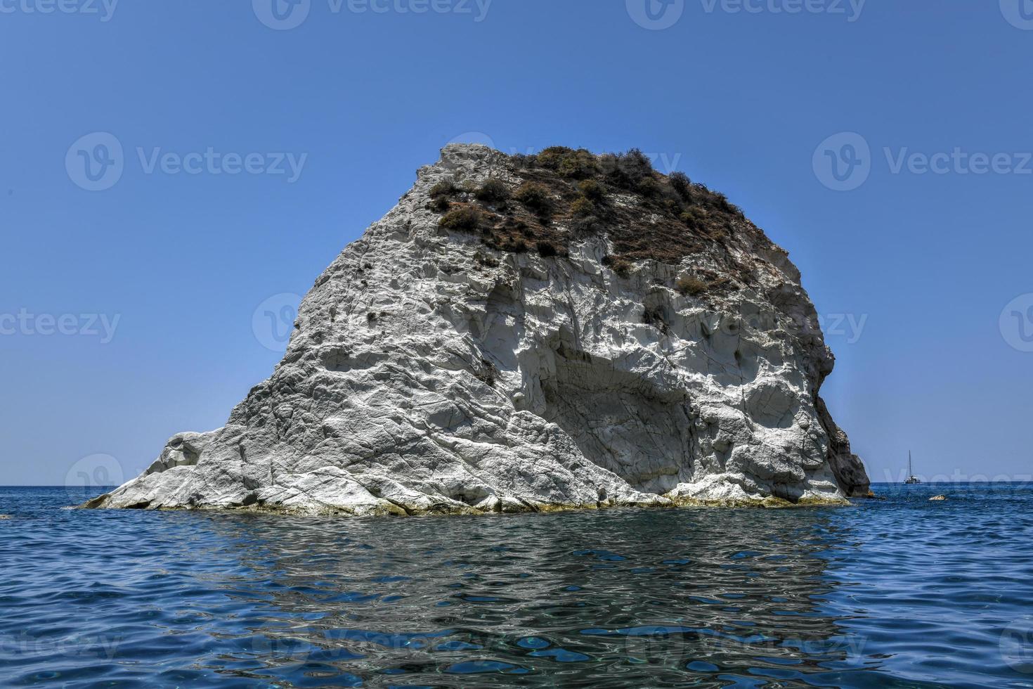 Santorini wit strand met een helder blauw lucht en de blauw zee in Griekenland. foto