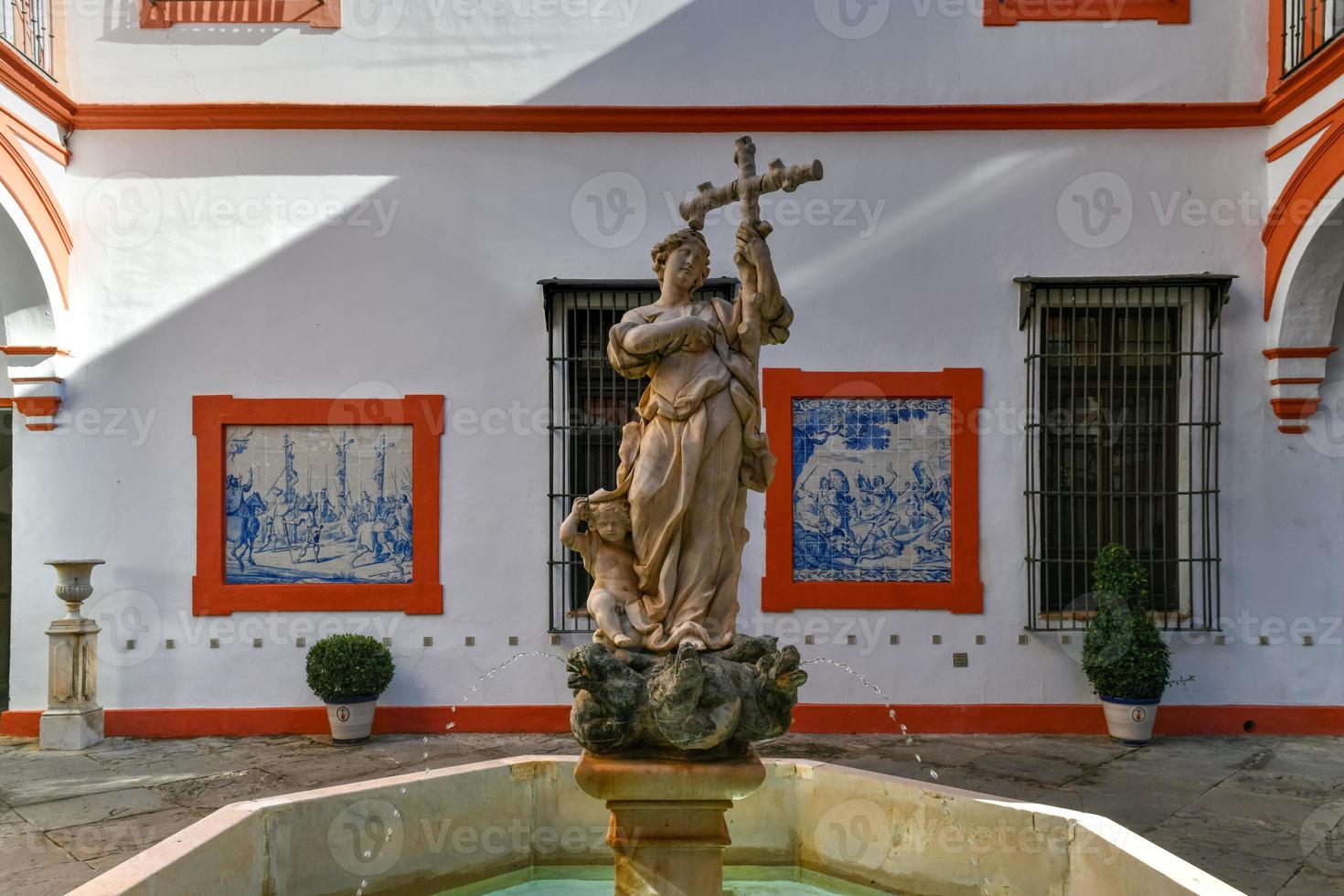 binnenplaats van de ziekenhuis de la caridad kerk in sevilla, Spanje foto