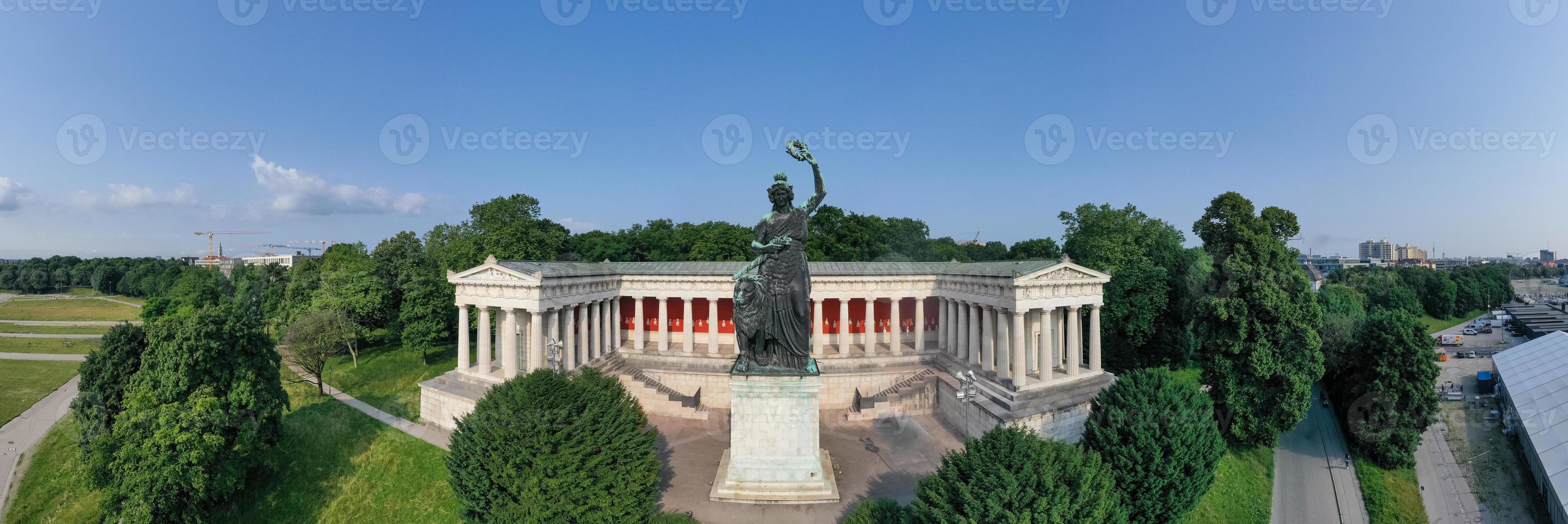 Beieren standbeeld en ruhmeshalle hal van roem in München, duitsland, theresienwiese. de standbeeld was gebouwd in 1850. foto
