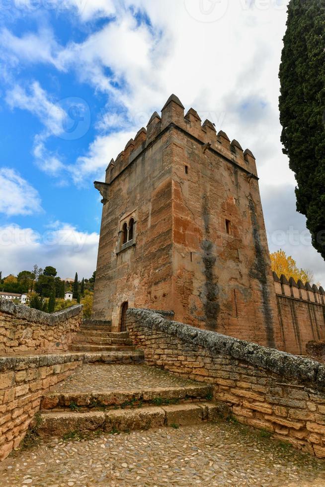visie van de torre de los pico's, de toren van de pieken met de algemeen in de achtergrond in de alhambra in granada, Spanje. foto