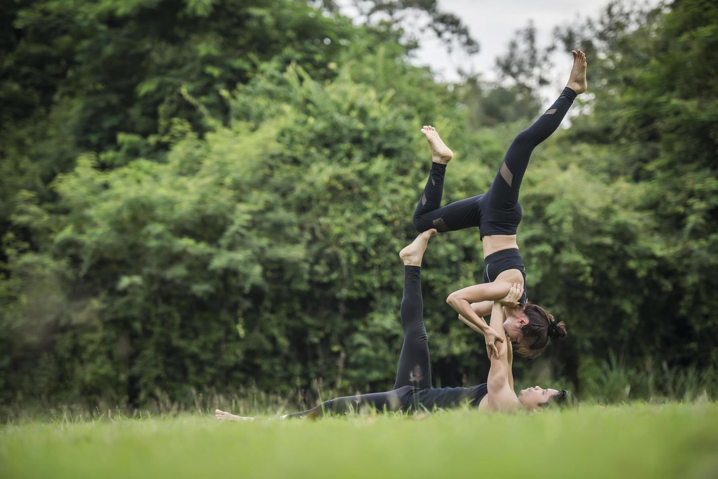 paar doet yoga in het park foto