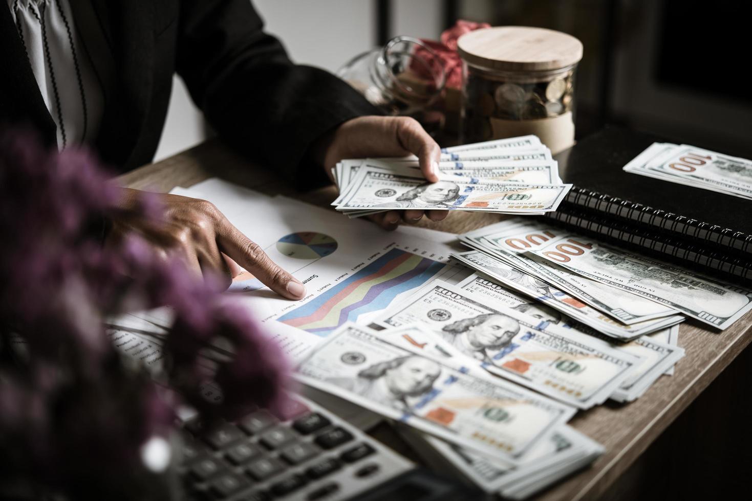 ondernemer berekenen van financiële groei en investeringen foto