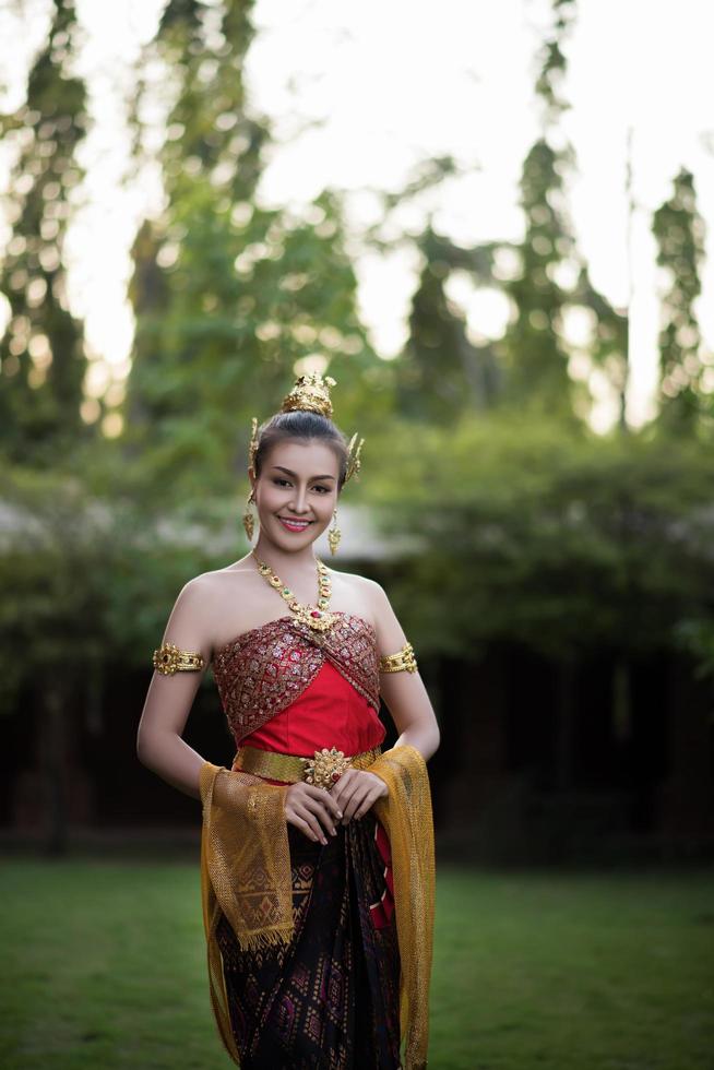 vrouw die een typische Thaise jurk draagt foto