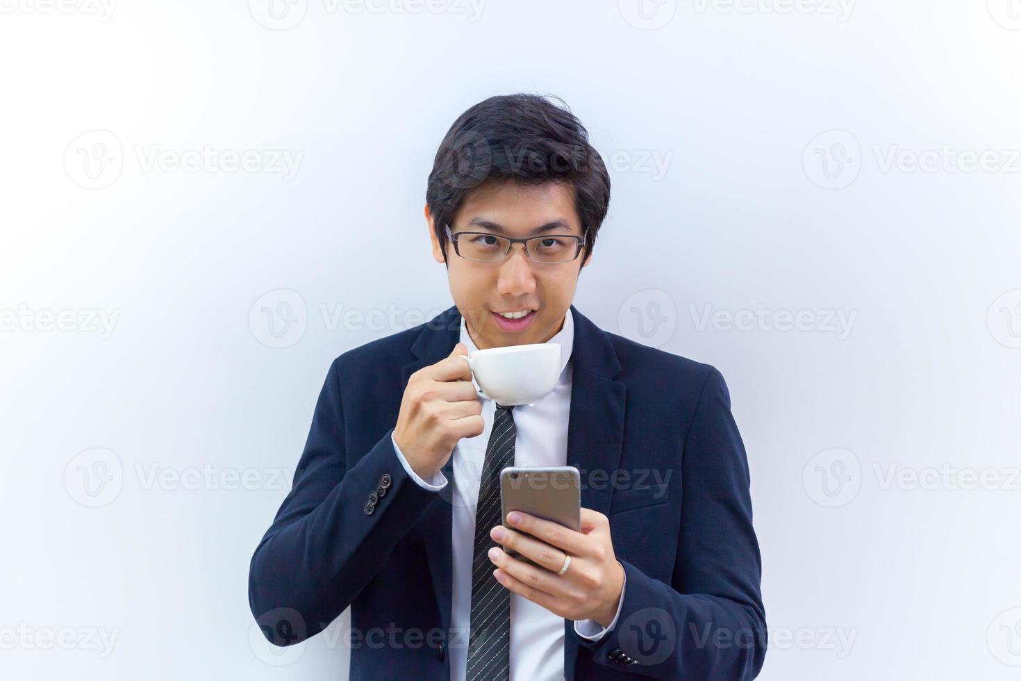 zakenman met een koffiekopje en telefoon foto