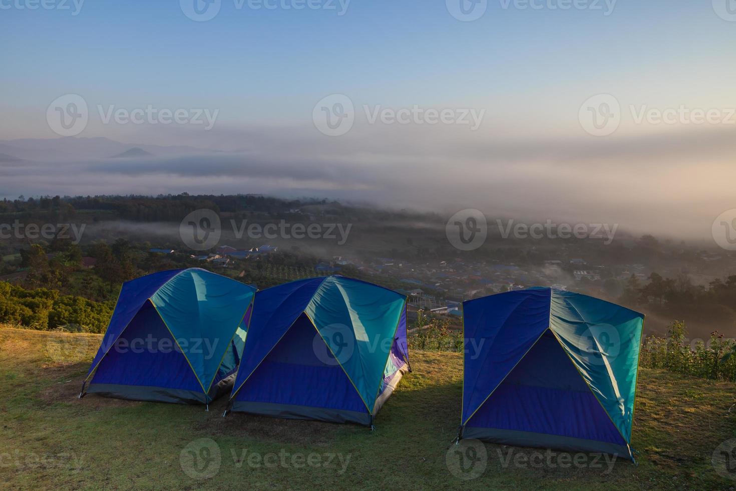 blauwe tenten op een berg foto
