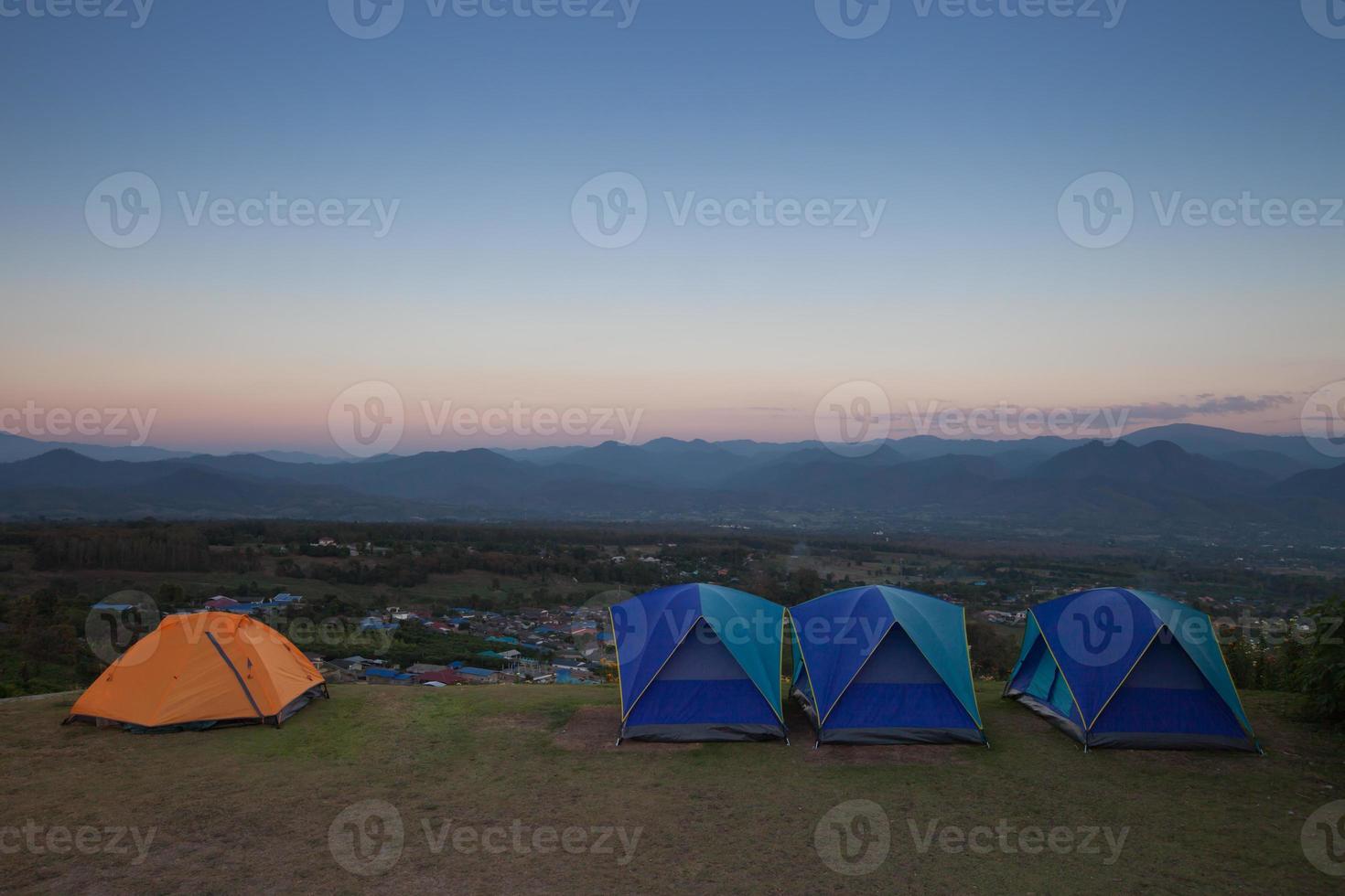 tenten op een berg boven een stad foto