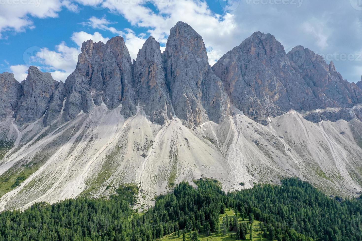 de pieken van de majestueus geisler bergen in de midden- van de UNESCO wereld erfgoed dolomieten. foto