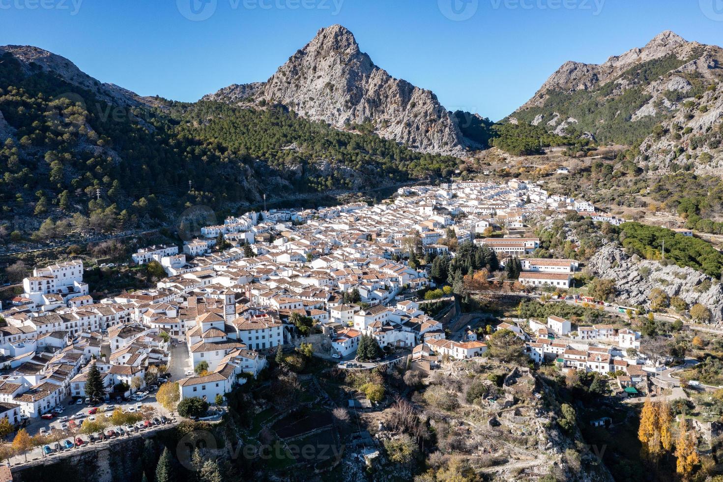 antenne visie van de wit Spaans stad van grazalema in Spanje. foto