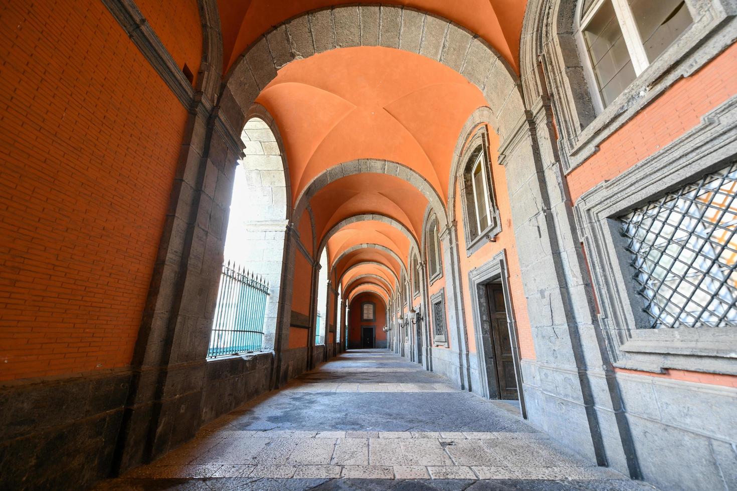 Napels, Italië - augustus 17, 2021, overdadig interieur van de Koninklijk paleis van Napels in Italië. foto