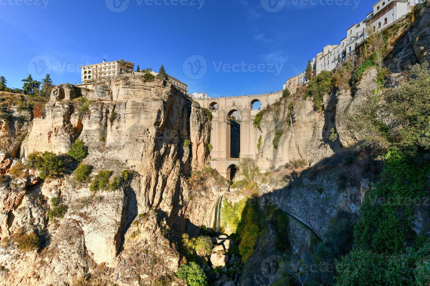 rotsachtig landschap van ronda stad met puente nuevo brug en gebouwen, Andalusië, Spanje foto