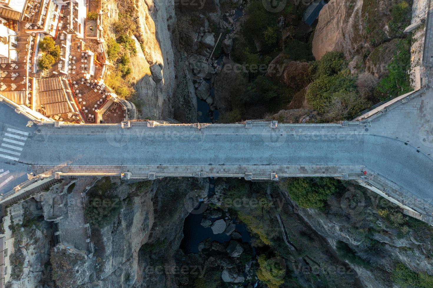 rotsachtig landschap van ronda stad met puente nuevo brug en gebouwen, Andalusië, Spanje foto