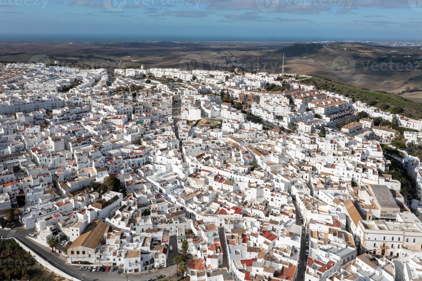 Andalusisch stad- van meer de la frontera met mooi platteland Aan Aan een zonnig dag, cadiz provincie, Andalusië. foto