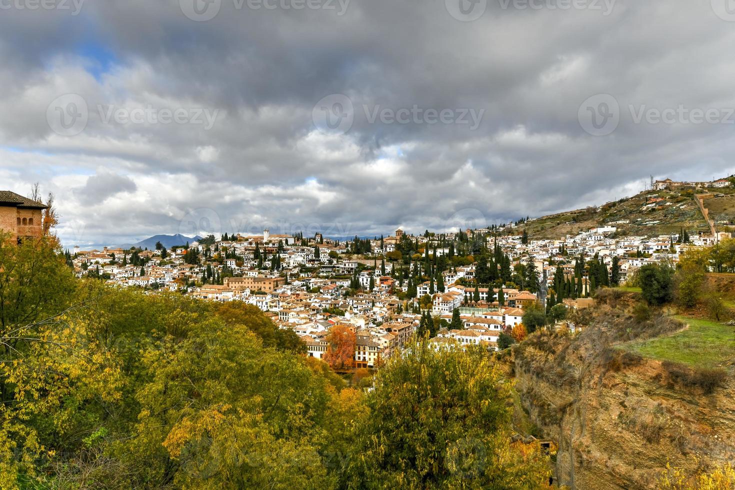 visie van de torre de los pico's, de toren van de pieken met de algemeen in de achtergrond in de alhambra in granada, Spanje. foto