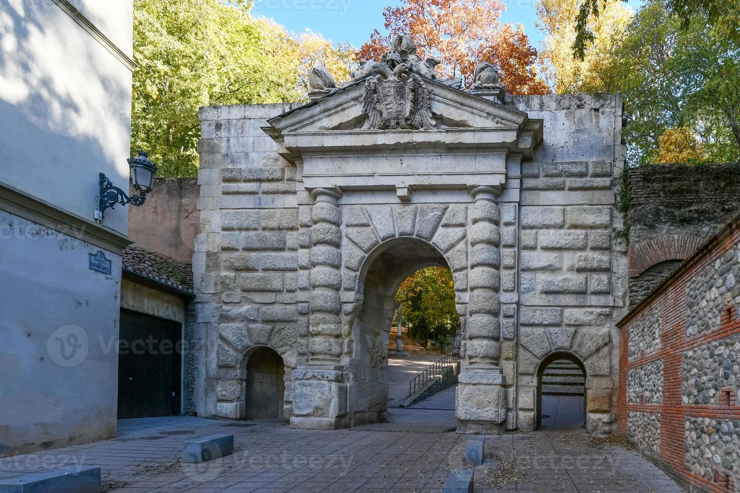 poort van de granaatappels is een historisch toegang punt in alhambra, granada, Spanje foto