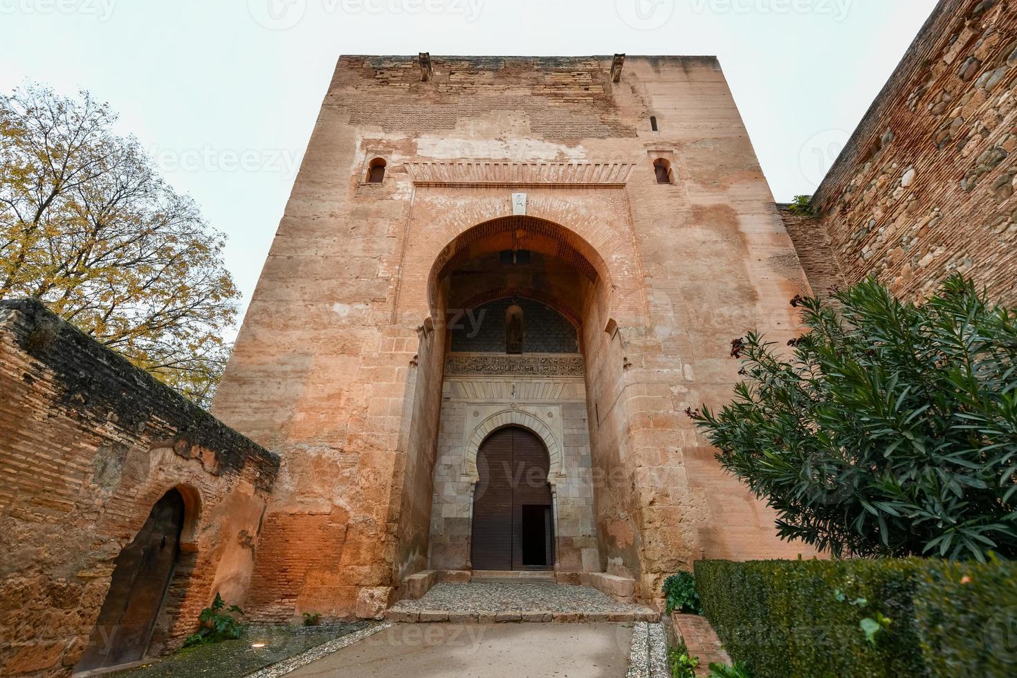 deur van gerechtigheid Bij alhambra in granada, Spanje. deur van gerechtigheid heeft geweest de zuidelijk Ingang naar alhambra sinds 1348 gedurende de regeren van yusuf i. foto