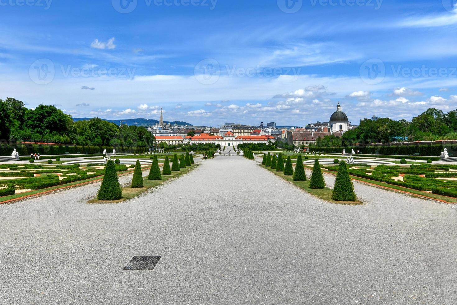 visie van de belvedere paleis en tuin met fontein in Wenen, Oostenrijk. foto
