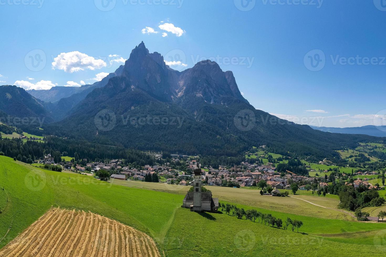 st. Valentin kastelruth dorp kerk in de zomer in de dolomiet Alpen. verbazingwekkend landschap met klein kapel Aan zonnig weide en petz top Bij kastelruth gemeente. dolomieten, zuiden Tirol, Italië foto