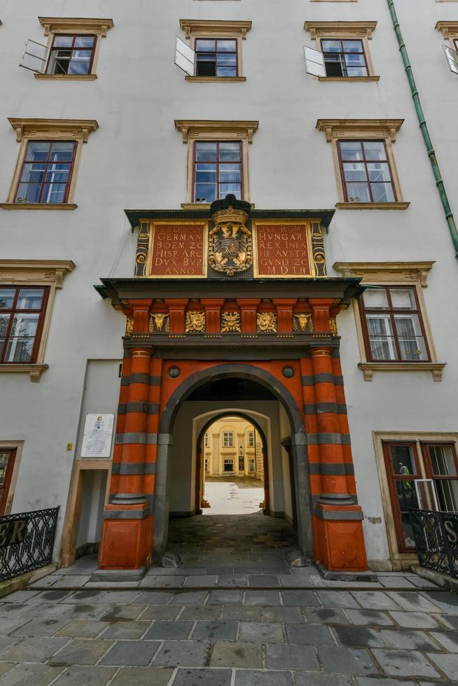 Wenen, Oostenrijk - jul 14, 2021, hofburg, de voormalig keizerlijk winter paleis in de centrum van Wenen. Zwitsers poort schweizertor , de origineel hoofd poort. foto