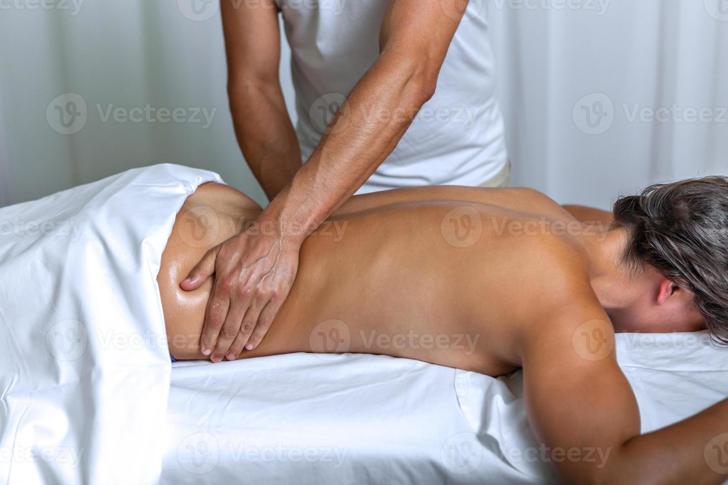vrouw aan het liegen gezicht naar beneden ontvangen een terug massage in Gezondheid spa foto