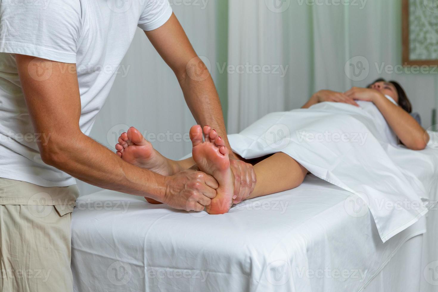 vrouw ontvangen een voet reflexologie massage Bij spa foto