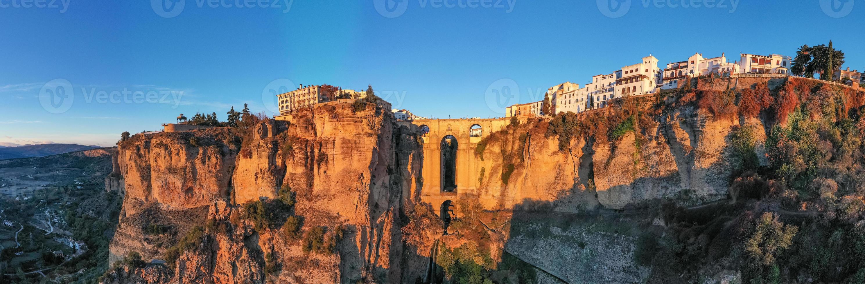 rotsachtig landschap van ronda stad met puente nuevo brug en gebouwen, Andalusië, Spanje foto