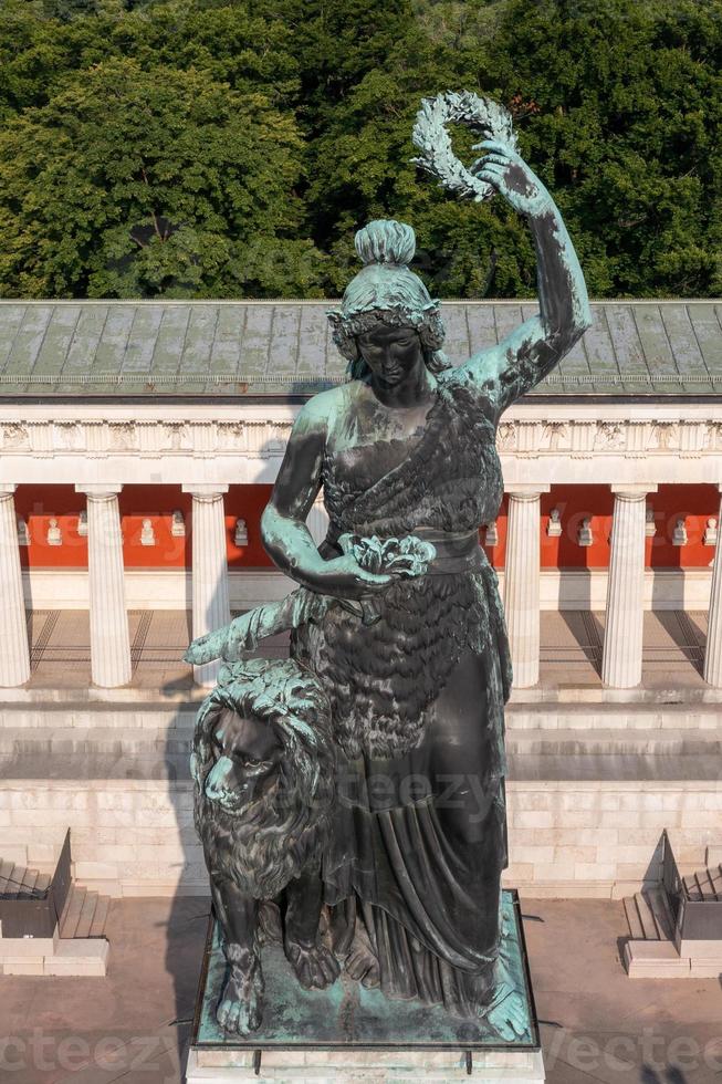 Beieren standbeeld en ruhmeshalle hal van roem in München, duitsland, theresienwiese. de standbeeld was gebouwd in 1850. foto