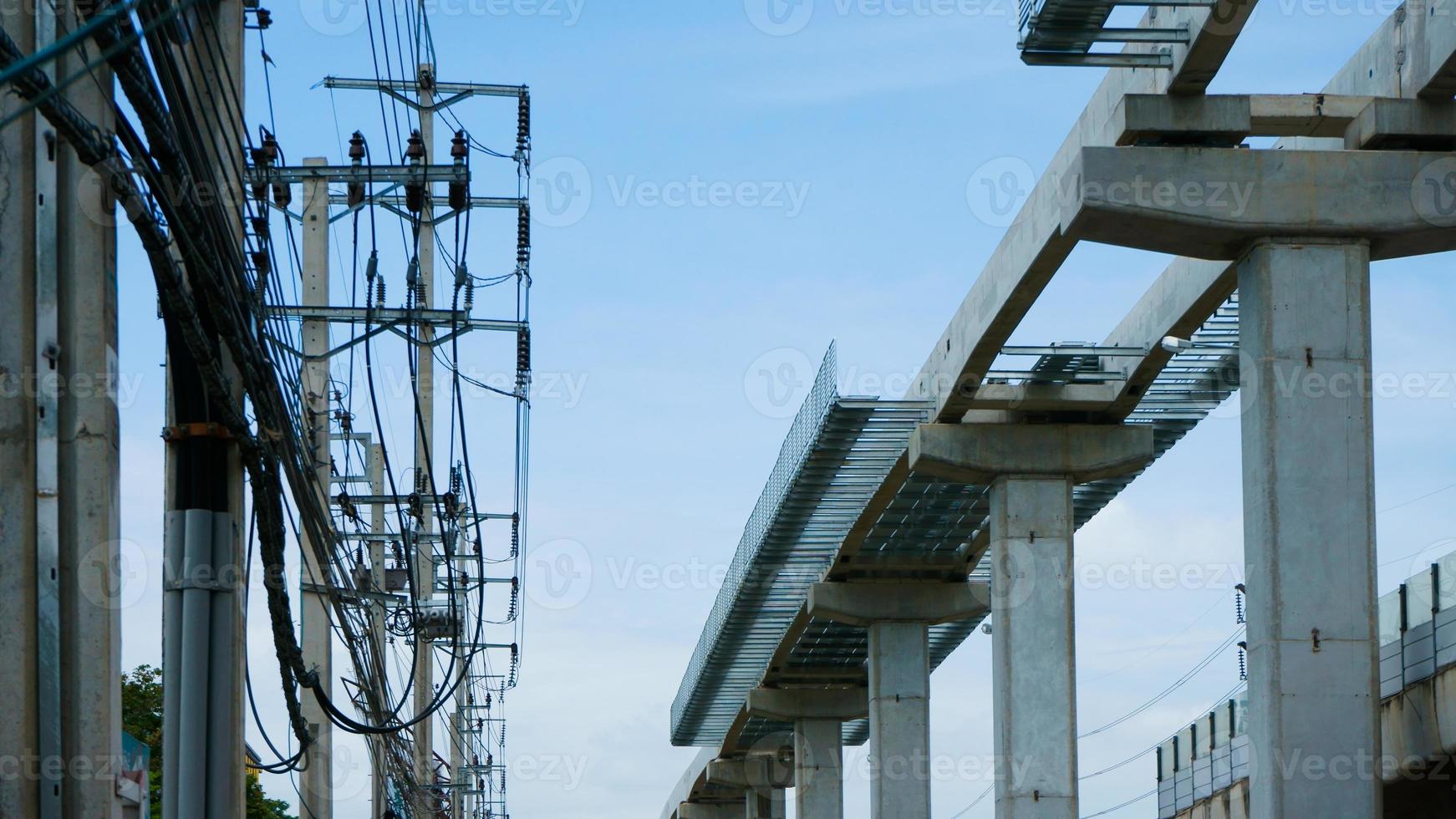 installatie van monorail trein Aan haar bijhouden verhoogd over- weg snel spoorweg doorvoer systeem momenteel onder bouw foto