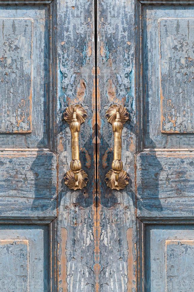 bouwkundig detail van een wijnoogst messing deur omgaan met ,vintage antiek deur omgaan met Aan de oud blauw houten deur foto