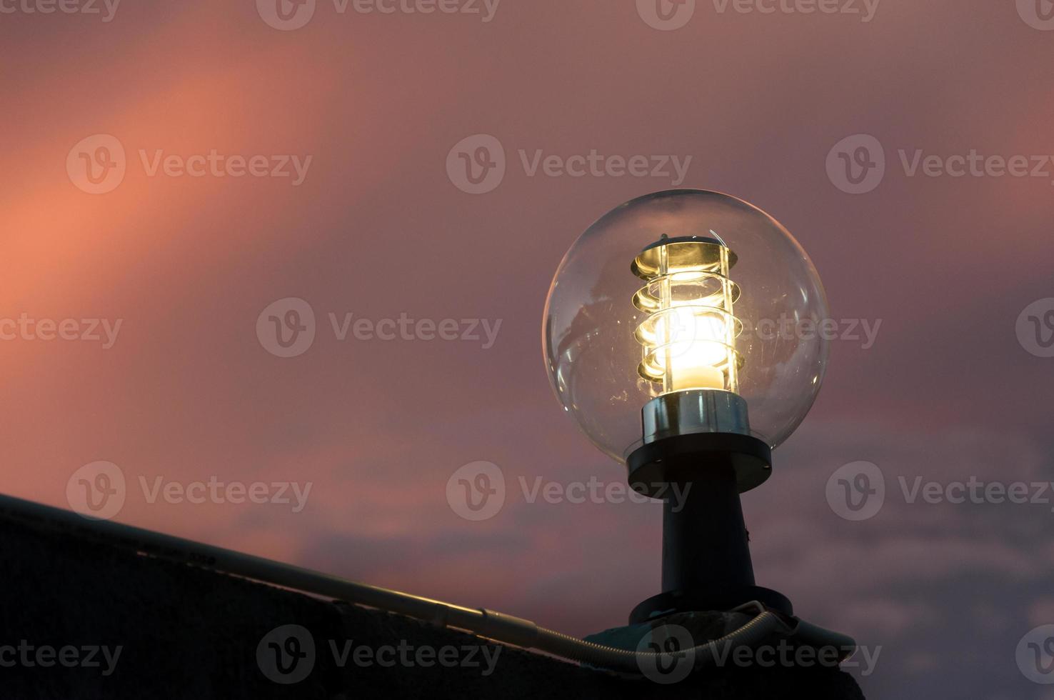 lantaarn straat licht Aan schemering avond achtergrond foto