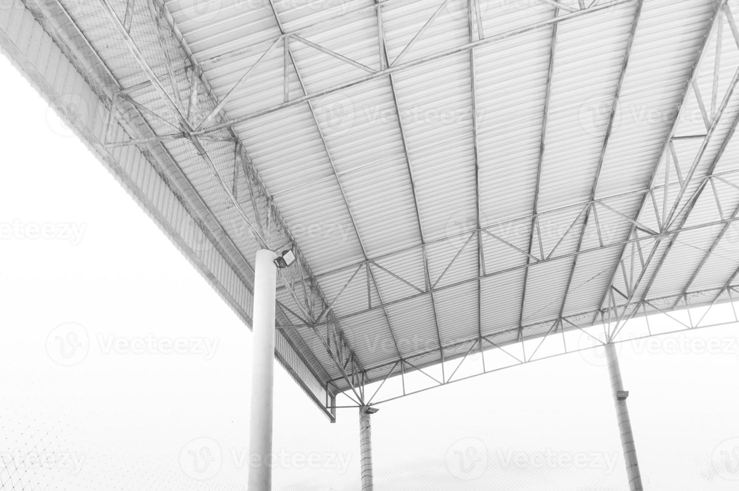 staal structuur dak detail , binnen leeg magazijn fabriek ,kromme lijn staal structuur detail van metaal dak bouw foto