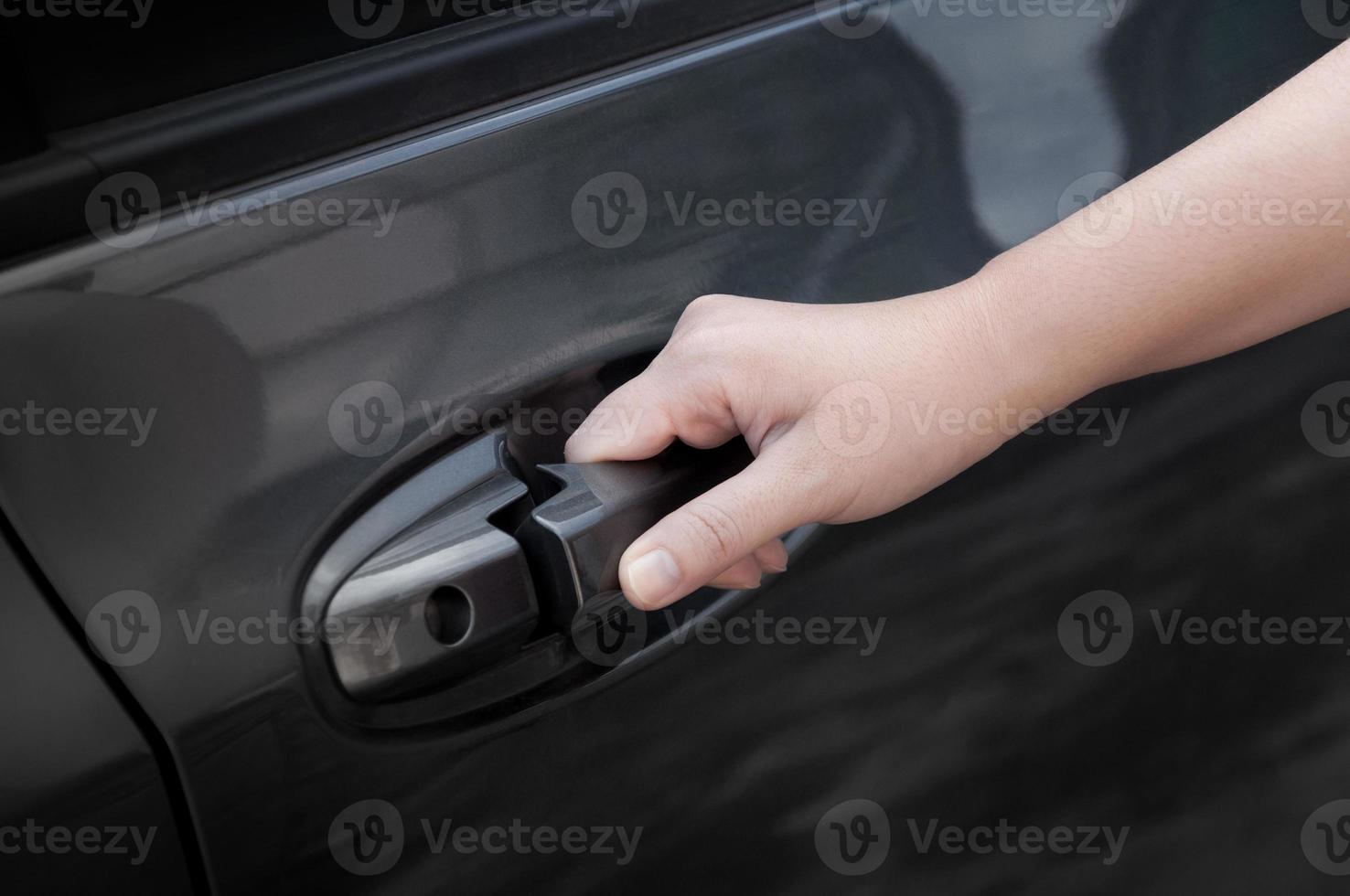 vrouw hand- Open auto deur, hand trekken een auto's deur omgaan met foto