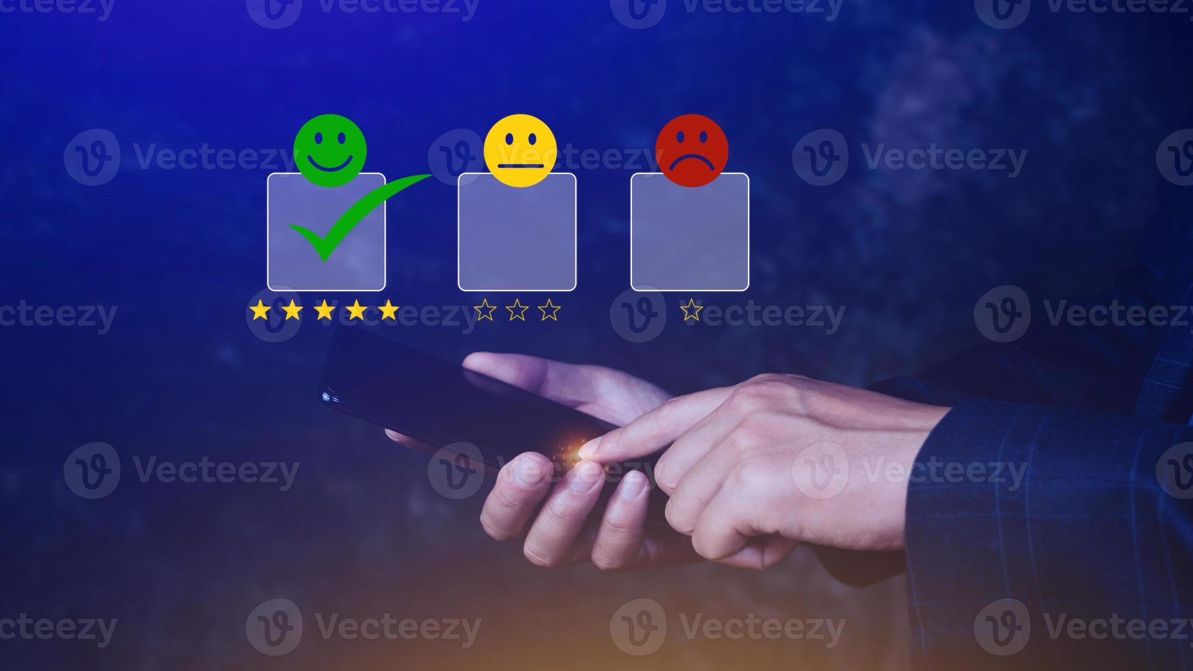 klant onderhoud evaluatie concept terugkoppeling beoordeling en positief klant recensie beleven, gebruik makend van een smartphone en drukken gezicht emoticon glimlach in tevredenheid Aan virtueel tintje scherm foto