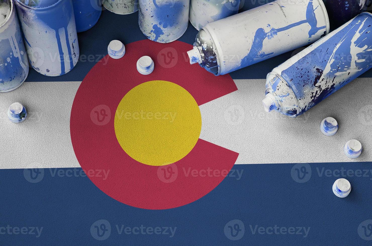 Colorado ons staat vlag en weinig gebruikt aërosol verstuiven blikjes voor graffiti schilderen. straat kunst cultuur concept foto