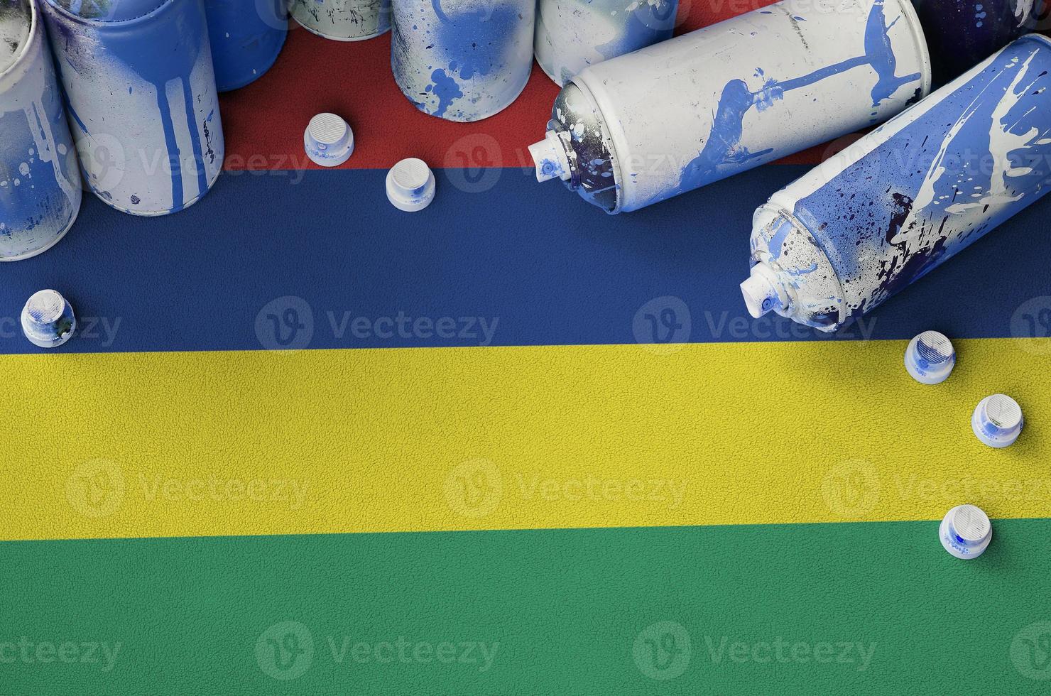 Mauritius vlag en weinig gebruikt aërosol verstuiven blikjes voor graffiti schilderen. straat kunst cultuur concept foto