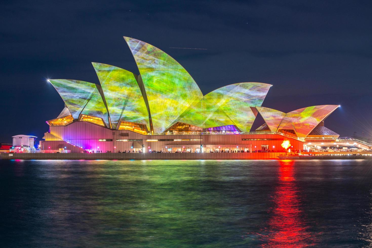 Sydney, Australië - 29 mei 2015 - verbluffende licht- en geluidsdekking Sydney Opera House in Sydney, Australië tijdens levendig sydney festival. foto