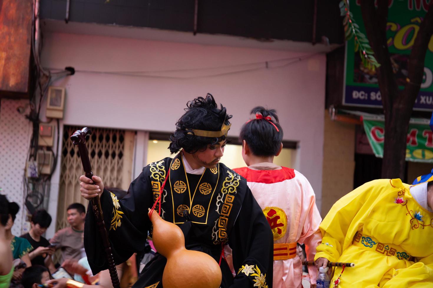 ho chi minh stad, Vietnam - 6 feb 2023 maan- nieuw jaar viering - de draak dans, mooi kleurrijk feestelijk figuur. tet vakantie achtergrond. Chinese maan- nieuw jaar dag, voorjaar festival. foto