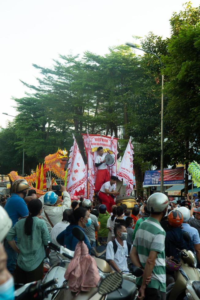 ho chi minh stad, Vietnam - 6 feb 2023 maan- nieuw jaar viering - de draak dans, mooi kleurrijk feestelijk figuur. tet vakantie achtergrond. Chinese maan- nieuw jaar dag, voorjaar festival. foto