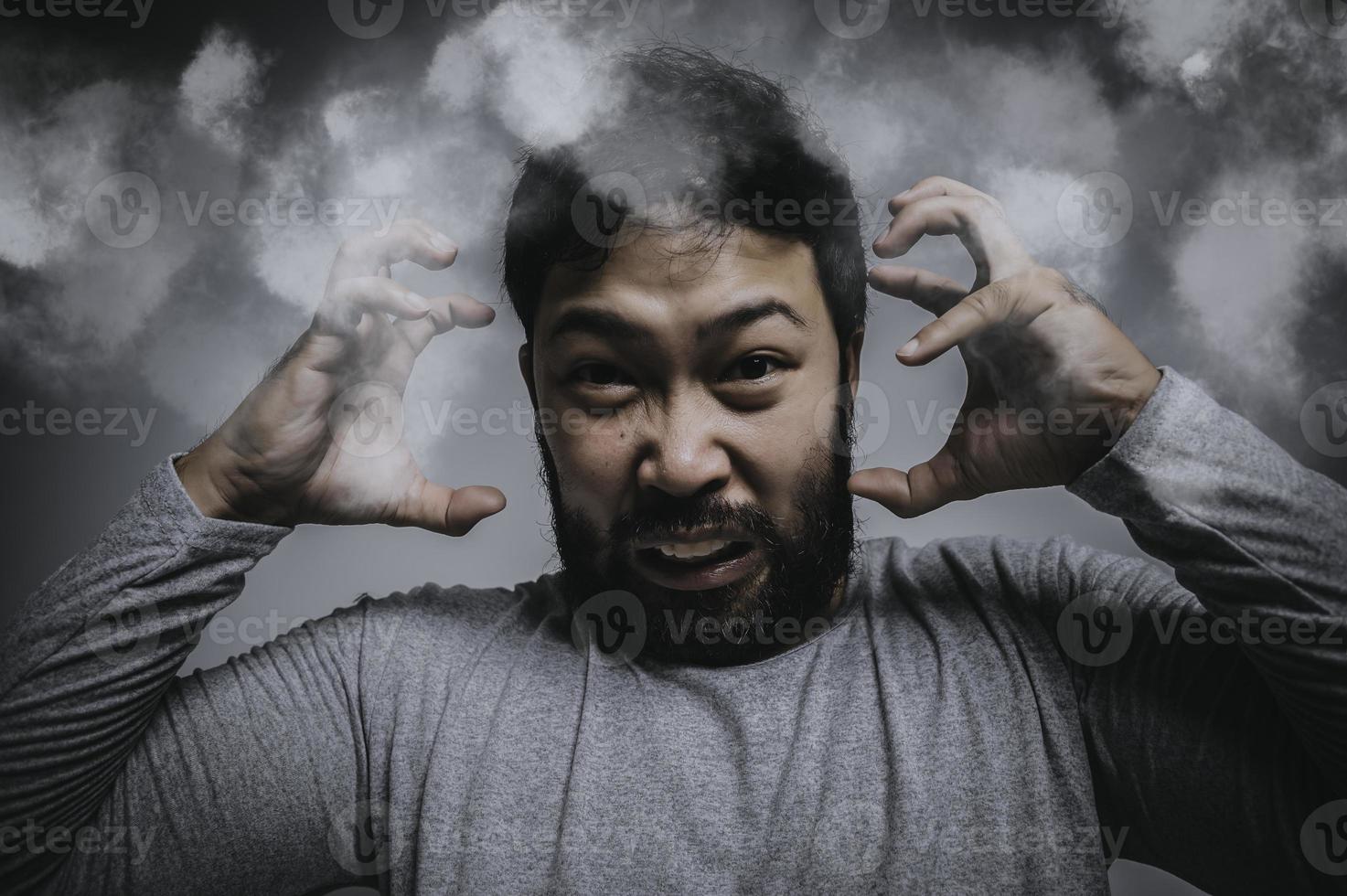 Aziatisch knap Mens boos Aan wit achtergrond, portret van jong spanning mannetje concept foto