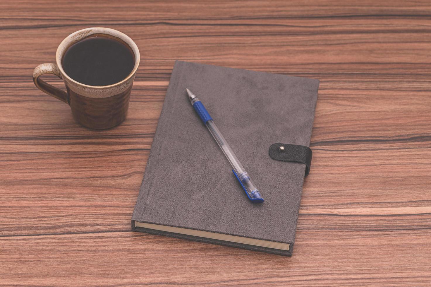 koffiemok en notitieboekje op tafel foto