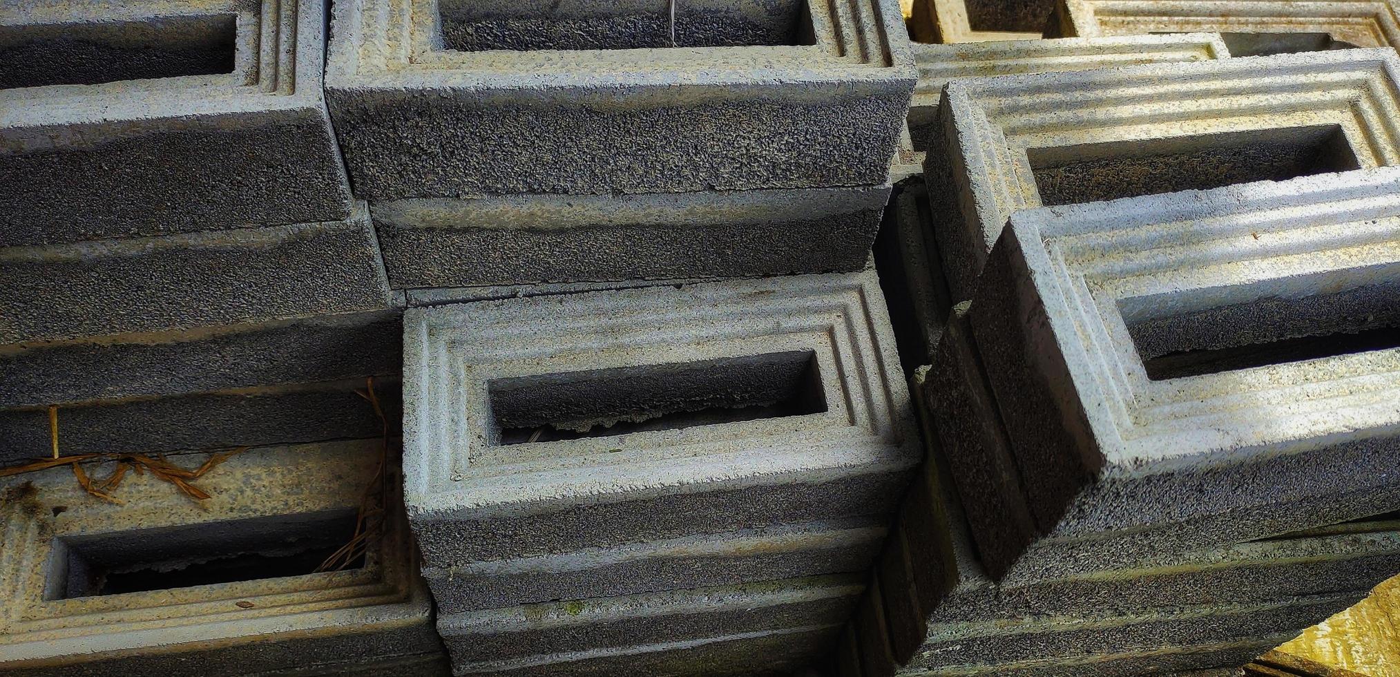 stapel van verliezer bakstenen in een steen maken fabriek. foto