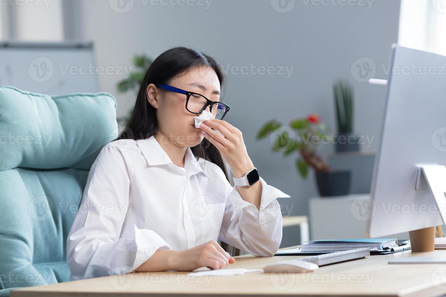 gevoel onwel Bij de werkplek. een jong Aziatisch bedrijf vrouw, freelancer manager werknemer viel ziek foto