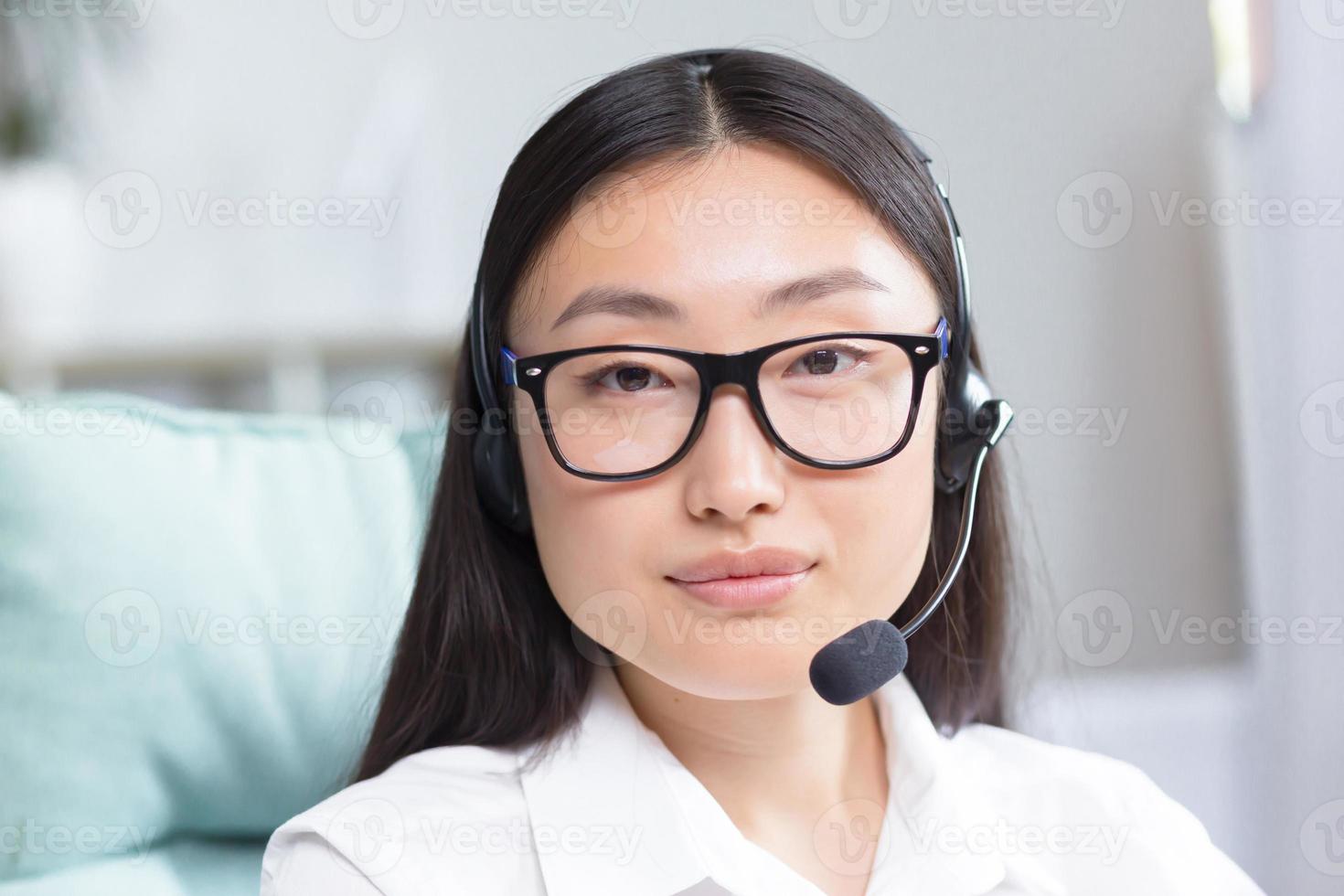 detailopname portret foto van Aziatisch vrouw telefoontje centrum arbeider en tech ondersteuning arbeider