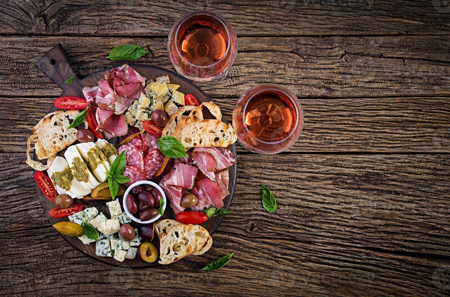 antipasto schotel met ham, prosciutto, salami, blauw kaas, Mozzarella met pesto en olijven Aan een houten achtergrond. top visie, overhead foto